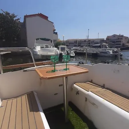 Nuit Insolite A Bord De L'enata Un Voilier A Quai Sur La Marina De St Cyprien Botel *