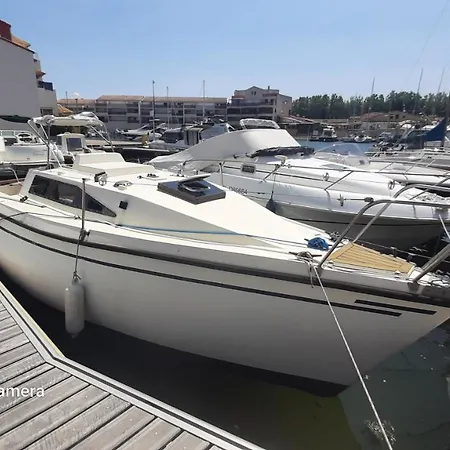 Nuit Insolite A Bord De L'enata Un Voilier A Quai Sur La Marina De St Cyprien Saint-Cyprien (Pyrenees-Orientales)