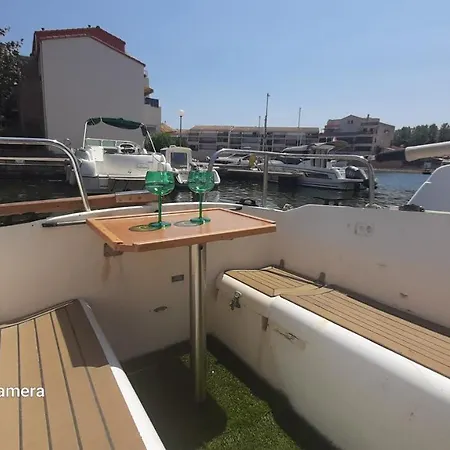 Botel Nuit Insolite A Bord De L'enata Un Voilier A Quai Sur La Marina De St Cyprien Saint-Cyprien (Pyrenees-Orientales)